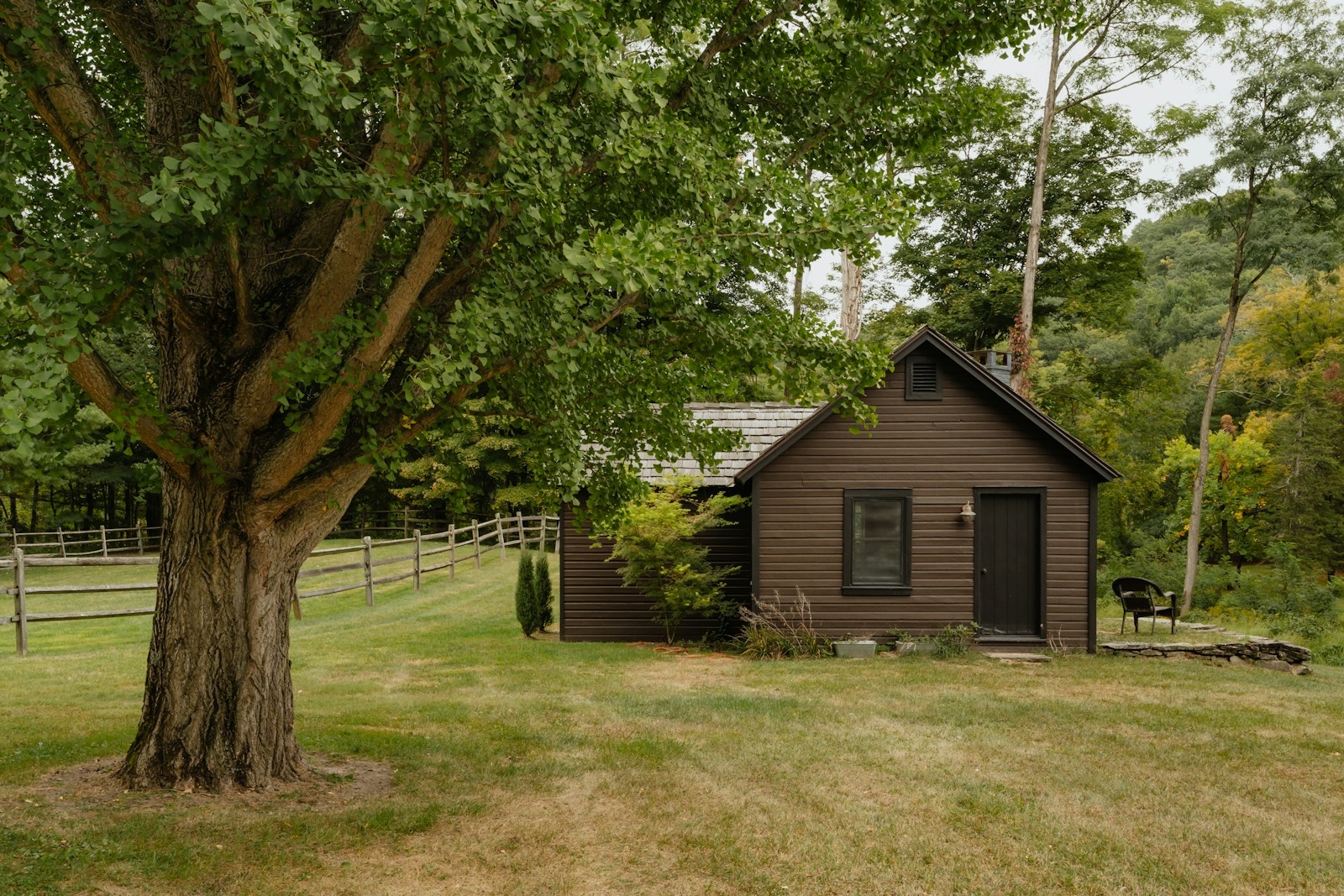 A small cabin in the middle of a field